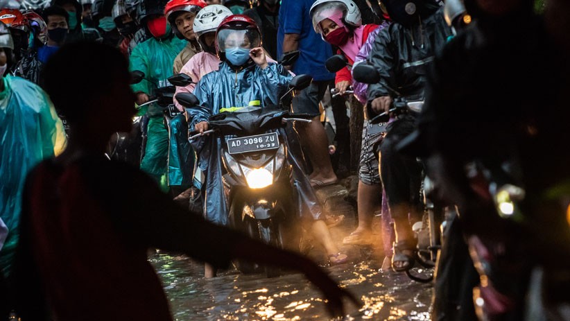 Penampakan Terowongan Semarang Hebat Banjir, Puluhan Motor Mogok - Bagian 2