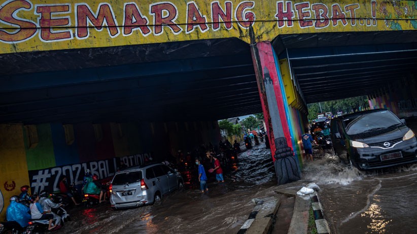 Penampakan Terowongan Semarang Hebat Banjir, Puluhan Motor Mogok - Bagian 1