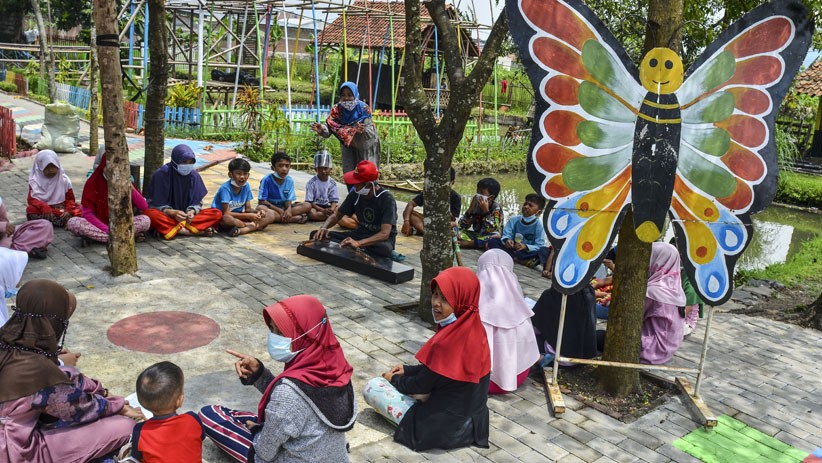 Hindari Bahaya Negatif Ponsel, Ajak Anak-Anak Bermain Permainan Tradisional - Bagian 2