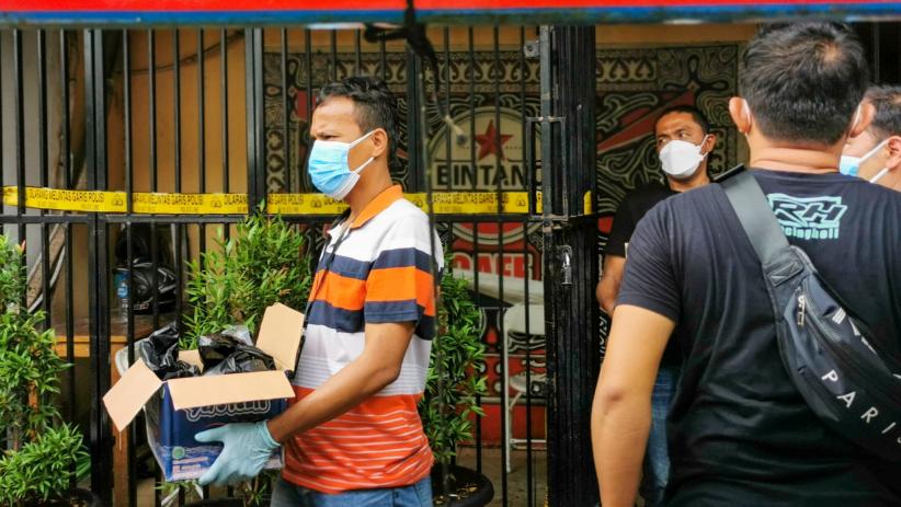 Olah TKP Oknum Polisi Tembak Mati 3 Orang, Tim Inafis Bawa 2 Kardus Berisi Miras - Bagian 1