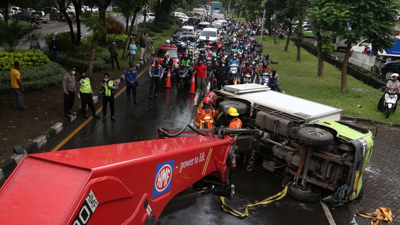 Truk Terguling Bikin Macet hingga 3 Kilometer di Surabaya  - Bagian 1