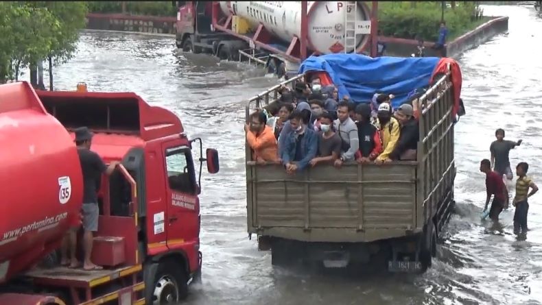 Banjir Rendam Pantura Kaligawe Semarang, Laju Kendaraan Terhambat 