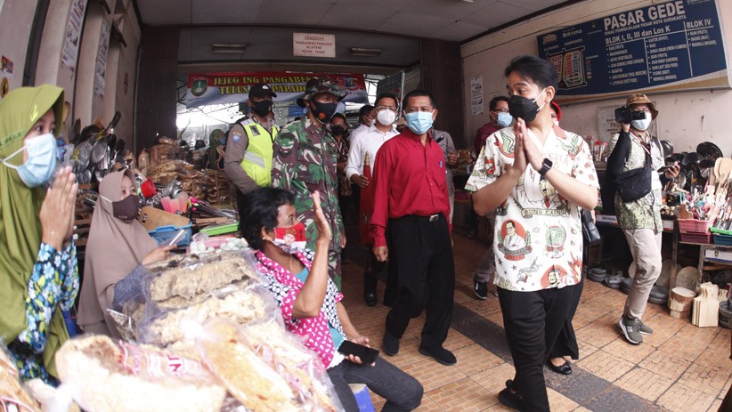 Gibran Blusukan Temui Pedagang Pasar Gede Solo usai Dilantik Jadi Wali Kota - Bagian 1