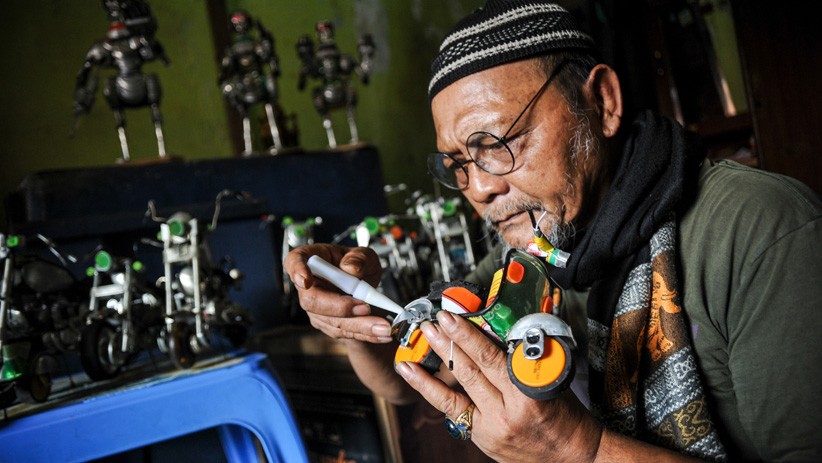 Kreatif, Perajin Bandung Ubah Limbah kaleng dan Elektronik Jadi Robot - Bagian 2
