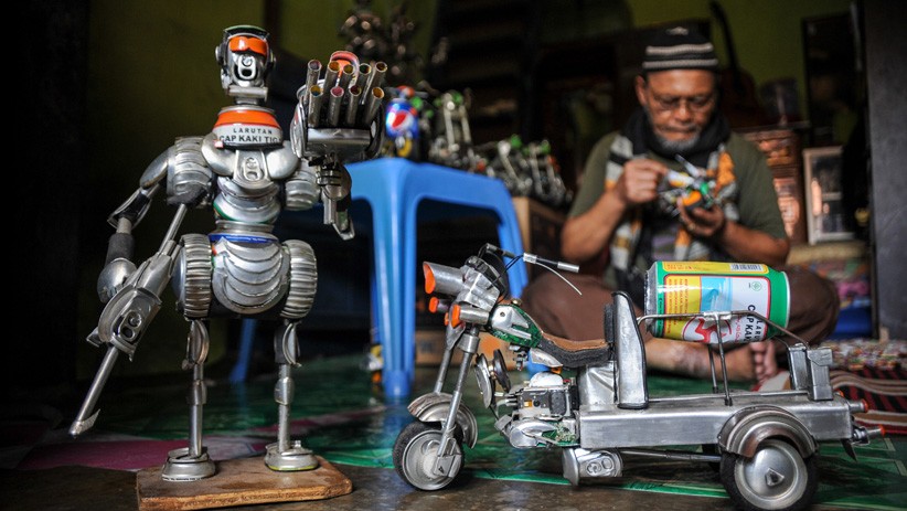 Kreatif, Perajin Bandung Ubah Limbah kaleng dan Elektronik Jadi Robot - Bagian 1