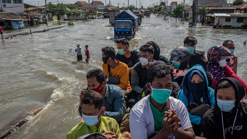 Pasien dan Tenaga Kesehatan Menembus Banjir Jalur Pantura dengan Truk Evakuasi - Bagian 1
