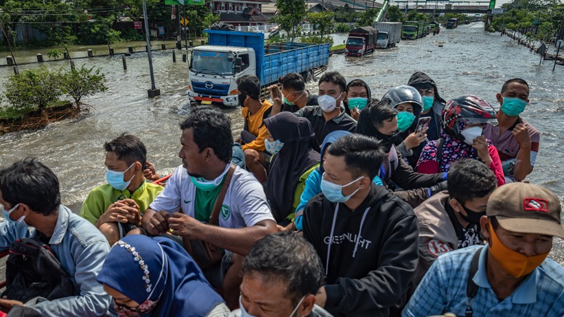 Pasien dan Tenaga Kesehatan Menembus Banjir Jalur Pantura dengan Truk Evakuasi - Bagian 2