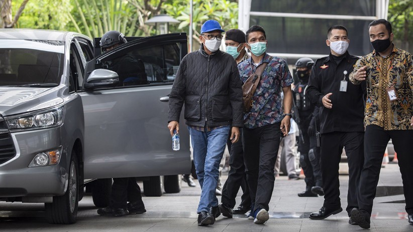 Pakai Topi dan Jaket Hitam, Gubernur Sulsel Nurdin Abdullah Dibawa KPK - Bagian 1