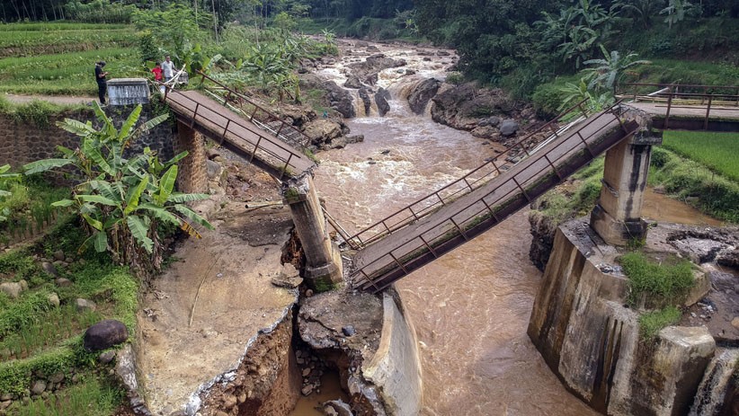 Penampakan dari Udara Jembatan Kalipetung Batang Roboh Terkikis Air - Bagian 1