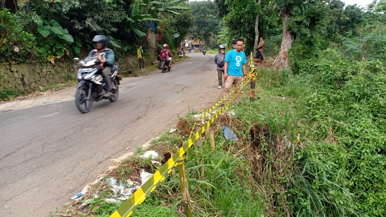 Jalan Cikalong-Cipeundeuy KBB Terancam Terputus karena Longsor
