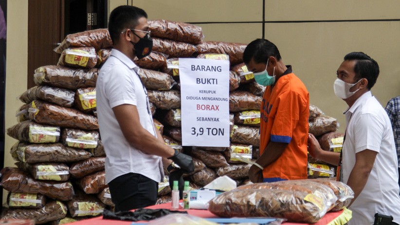 Penampakan 3,9 Ton Kerupuk Mengandung Boraks Disita Polresta Sidoarjo - Bagian 1
