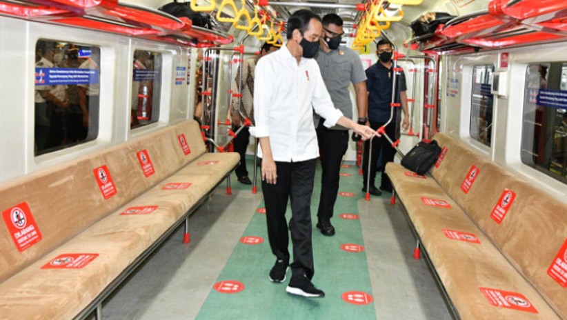 Momen Presiden Jokowi, Ganjar dan Sri Sultan Satu Gerbong Naik KRL Yogyakarta-Solo - Bagian 3