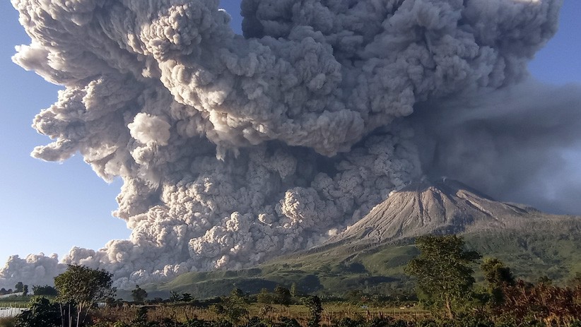 Penampakan Gunung Sinabung Erupsi Keluarkan Abu Vulkanik Setinggi 5.000 Meter - Bagian 2