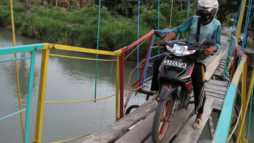 Jembatan Penghubung Dua Desa di Kolaka Utara Rusak - Bagian 1
