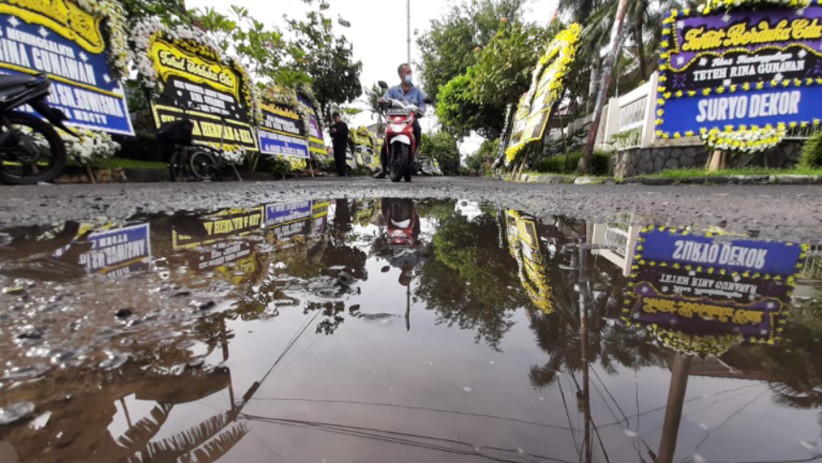 Rina Gunawan Meninggal, Kediaman Dipenuhi Karangan Bunga - Bagian 1