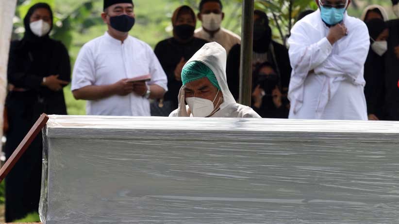 Suasana Haru Pemakaman Rina Gunawan, Teddy Syah Azan di Samping Peti Jenazah - Bagian 1