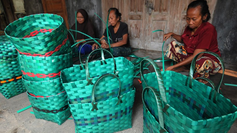 Kerajinan Tas dan Pot Bunga Berbahan Limbah Janur Plastik Produksi Klaten - Bagian 1
