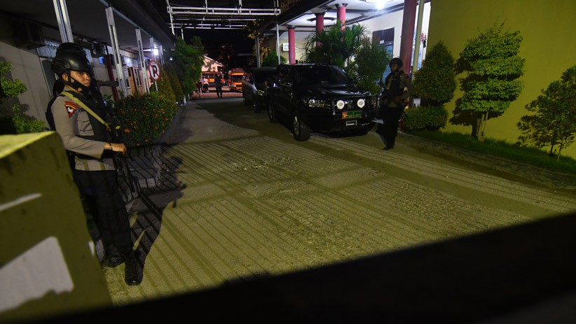 Polisi Gugur dalam Kontak Tembak dengan Teroris MIT Dibawa ke RS Bhayangkara - Bagian 3