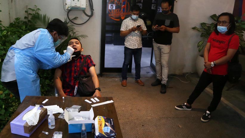 Masuk Kafe di Surabaya, Pengunjung Wajib Rapid Test Antigen - Bagian 1