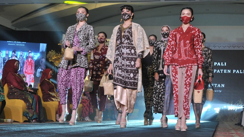 Deretan Model Pakai Busana dengan Kain Khas Sumatera Selatan - Bagian 1