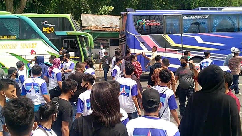 Massa AHY dan Pro KLB Partai Demokrat Bentrok, Kaca Bus Dilempari Batu - Bagian 2