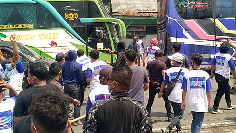 Massa AHY dan Pro KLB Partai Demokrat Bentrok, Kaca Bus Dilempari Batu - Bagian 3