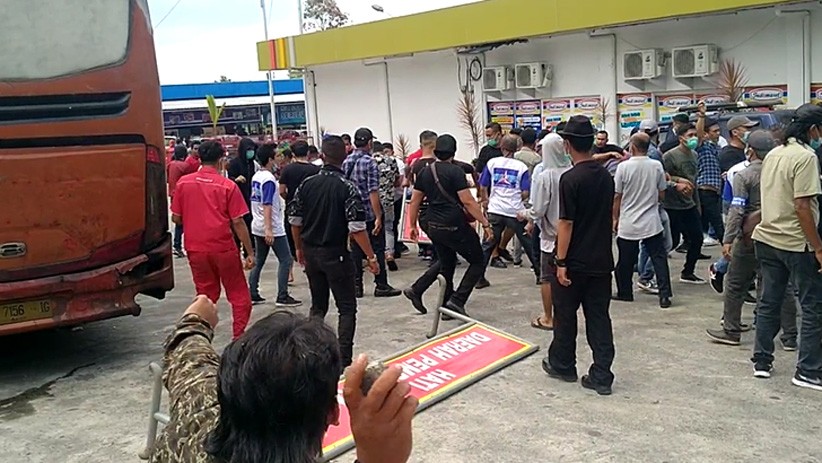 Massa AHY dan Pro KLB Partai Demokrat Bentrok, Kaca Bus Dilempari Batu - Bagian 4