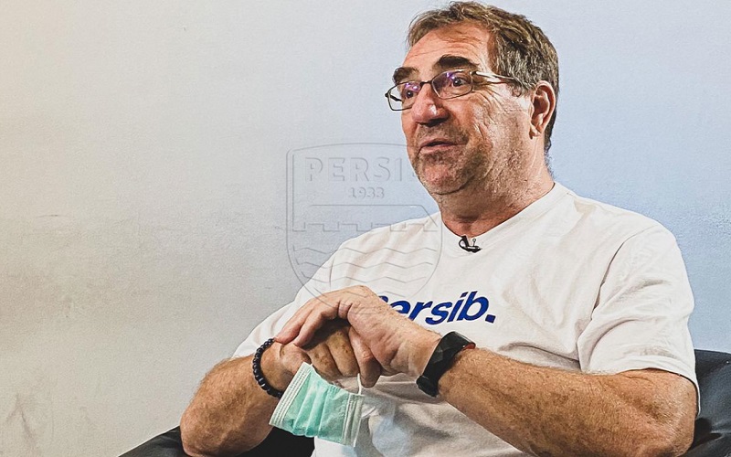 Pelatih Persib Robert Alberts Imbau Bobotoh Dukung Persib dari Rumah