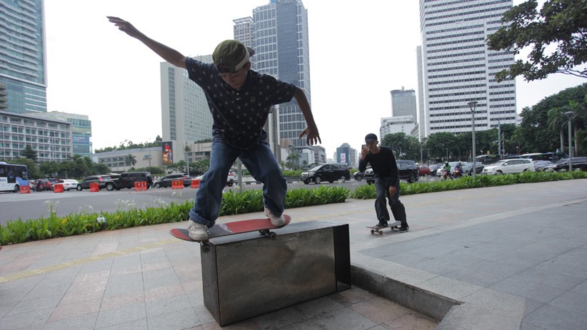 Bermain Skateboard di Trotoar Jakarta, Dilarang Mengganggu Pejalan Kaki - Bagian 1