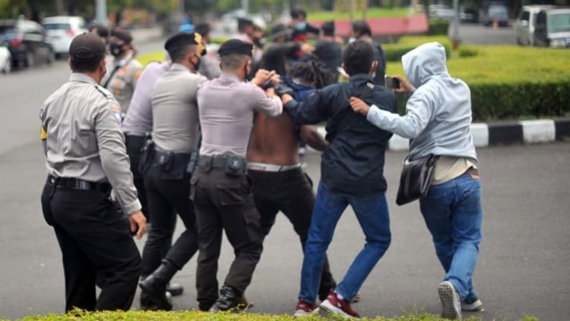 Polisi Bubarkan Paksa Aksi Mahasiswa Papua di Semarang - Bagian 1