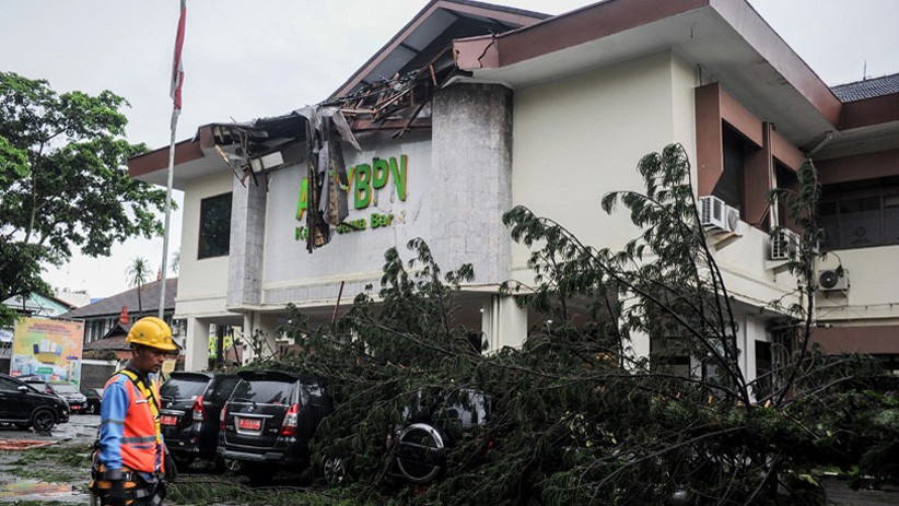 Angin Kencang Terjang Bandung, Atap Gedung Roboh dan Pohon Tumbang Timpa Mobil - Bagian 1