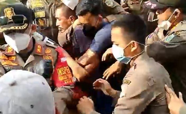 Lapak Dibongkar, PKL di Jambi Nyaris Parang Petugas Satpol PP
