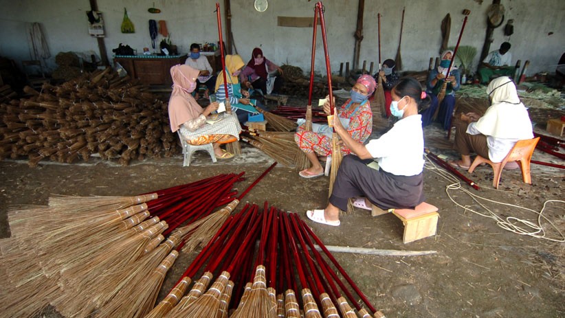 Sapu Lidi Produksi Tegal Seharga Rp80.000 Diekspor ke Taiwan hingga Jepang - Bagian 1