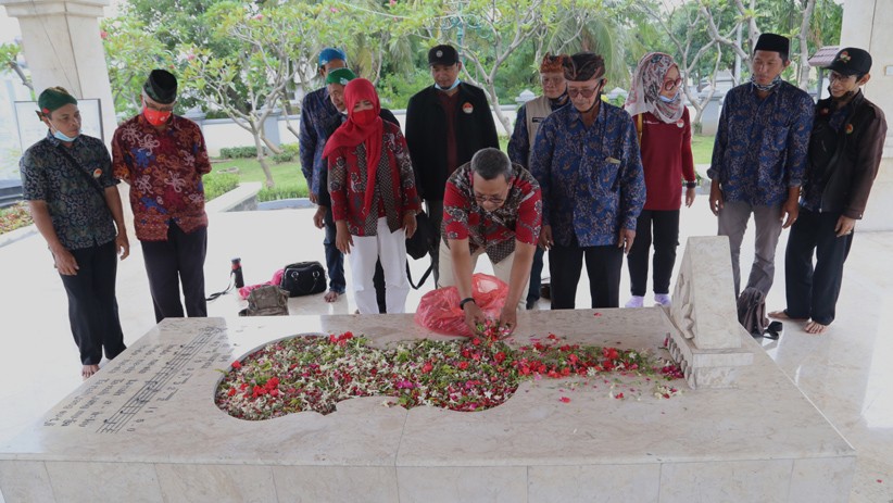 Ziarah Makam WR Supratman Peringati Hari Musik Nasional - Bagian 3