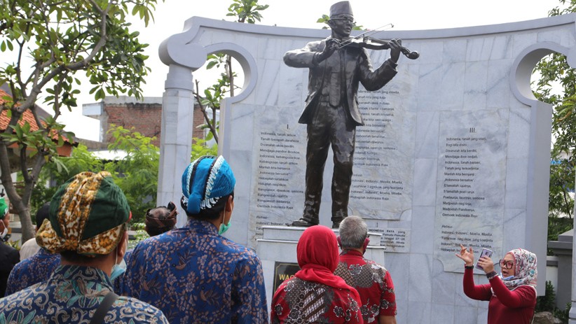 Ziarah Makam WR Supratman Peringati Hari Musik Nasional - Bagian 2
