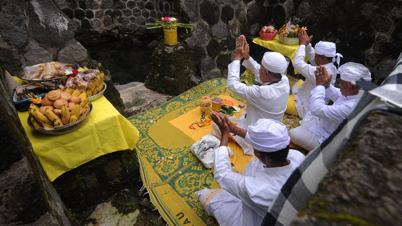 Upacara Pengambilan Air Suci Jelang Hari Raya Nyepi - Bagian 2