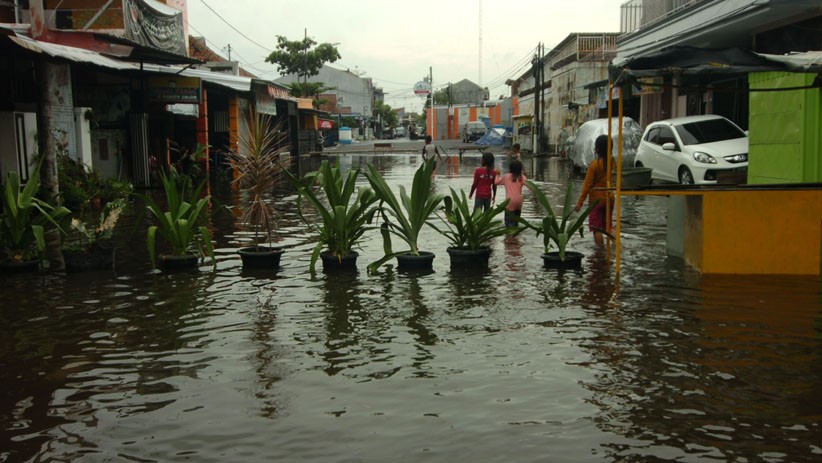 Pemadam Kebakaran Dikerahkan Semprot Lumpur Sisa Banjir Tegal - Bagian 3