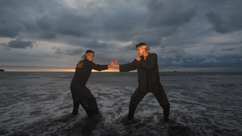 Aksi Dua Pesilat Perguruan Harimau Lalok Menarik Wisatawan di Pantai Pariaman - Bagian 1