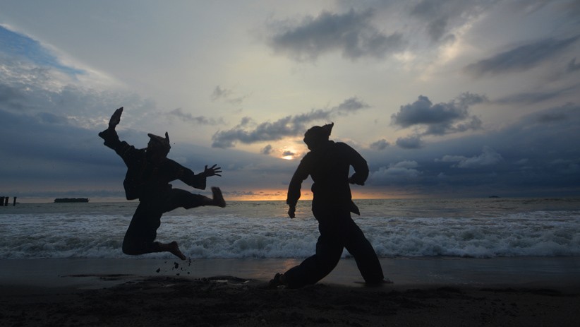 Aksi Dua Pesilat Perguruan Harimau Lalok Menarik Wisatawan di Pantai Pariaman - Bagian 2