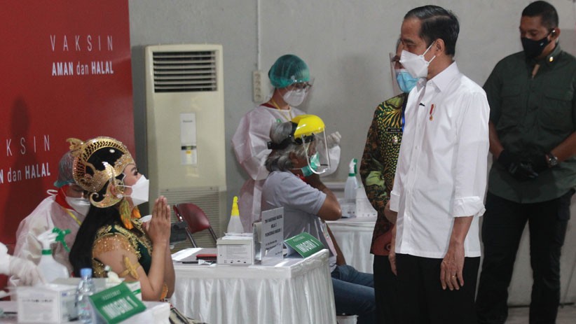 Presiden Jokowi Tinjau Proses Vaksinasi Covid-19 Seniman di Yogyakarta - Bagian 4