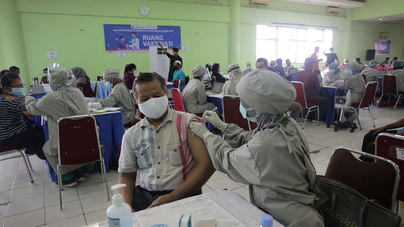 Pedagang Pasar Kramat Jati Mulai Disuntik Vaksin Covid-19 - Bagian 1