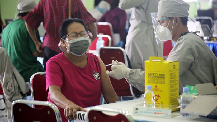 Pedagang Pasar Kramat Jati Mulai Disuntik Vaksin Covid-19 - Bagian 2