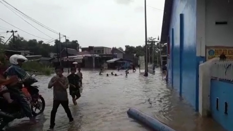 Jalan Penghubung Makassar-Maros di Desa Mocongloe Terendam Banjir