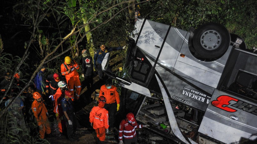 Penampakan Bus Pariwisata Masuk Jurang di Tanjakan Cae Sumedang - Bagian 2