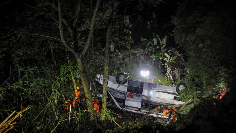 Penampakan Bus Pariwisata Masuk Jurang di Tanjakan Cae Sumedang - Bagian 1
