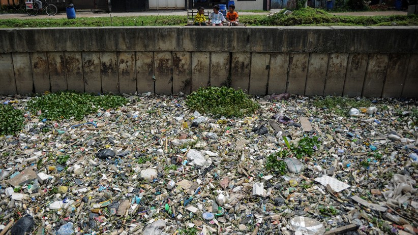 Sungai Cikijing Bandung Tertutup Sampah, Warga Keluhkan Bau Menyengat - Bagian 2