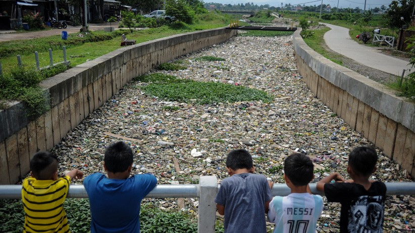 Sungai Cikijing Bandung Tertutup Sampah, Warga Keluhkan Bau Menyengat - Bagian 1