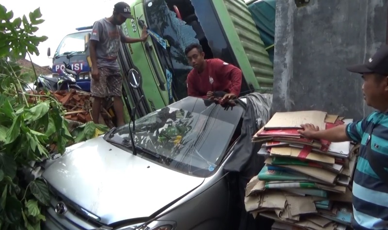 Tabrak Pagar Rumah, Truk Gandeng di Jombang Terguling Timpa Mobil Parkir 