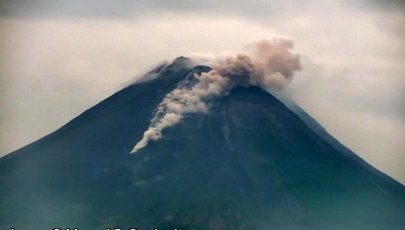  Merapi Keluarkan Awan Panas Sejauh 1.300 Meter ke Barat Daya