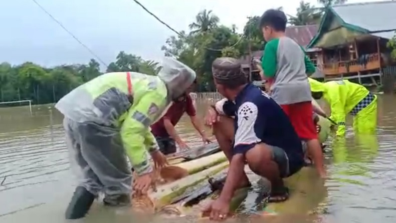Kisah Korban Banjir di Maros, Dievakuasi Pakai Rakit
